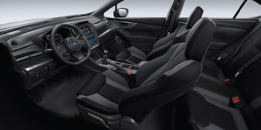 Espacio interno de Subaru WRX con asientos forrados en cuero.