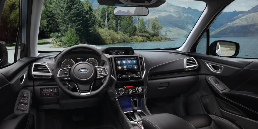 Espacio interior de Subaru Forester con vista a volante, asiento de conductor y tablero