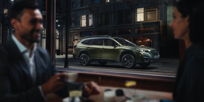 Un Subaru All New Outback estacionado frente a restaurante.